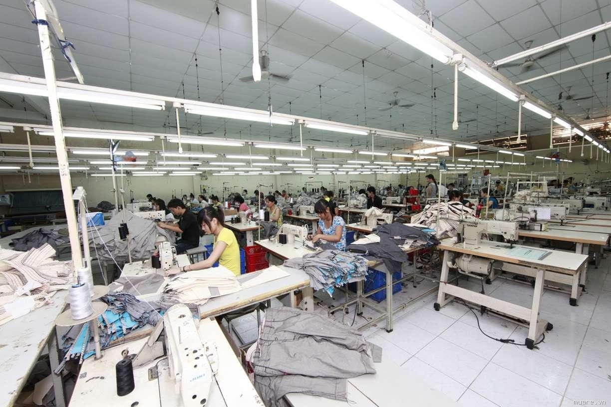 Dãy nhà xưởng may gia công san sát nhau tại khu vực Gò Vấp, Tân Bình, TP.HCM